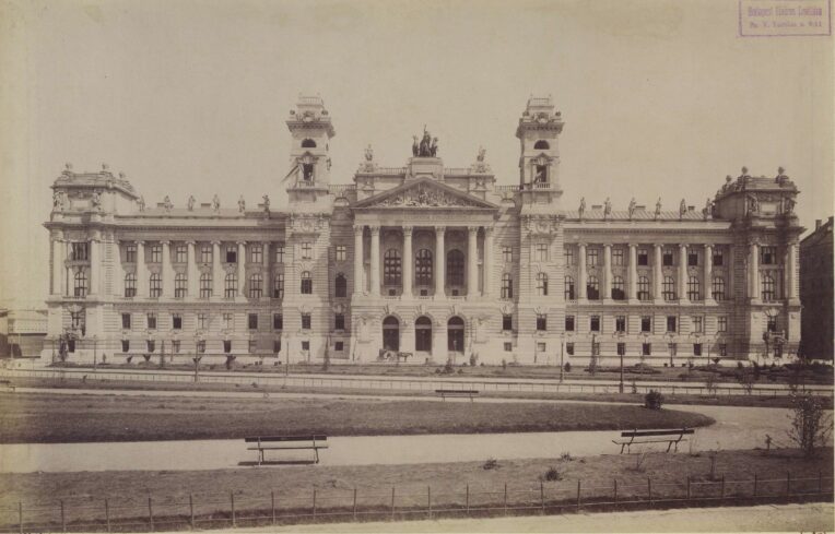 Igazságügyi Palota: A homlokzat 1897-ben