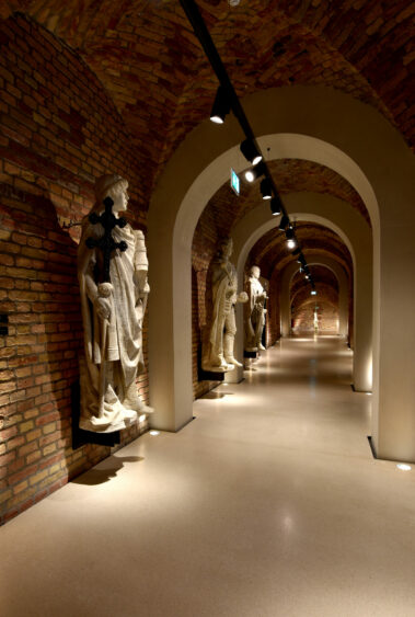 Országház Látogatóközpont és mélygarázs: Az alagsor megújult folyosója