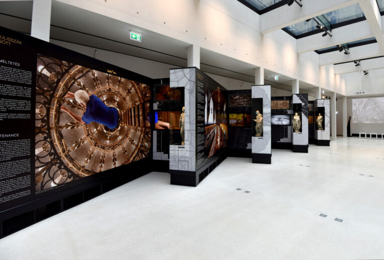 Országház Látogatóközpont és mélygarázs: Az állandó építéstörténeti kiállítás