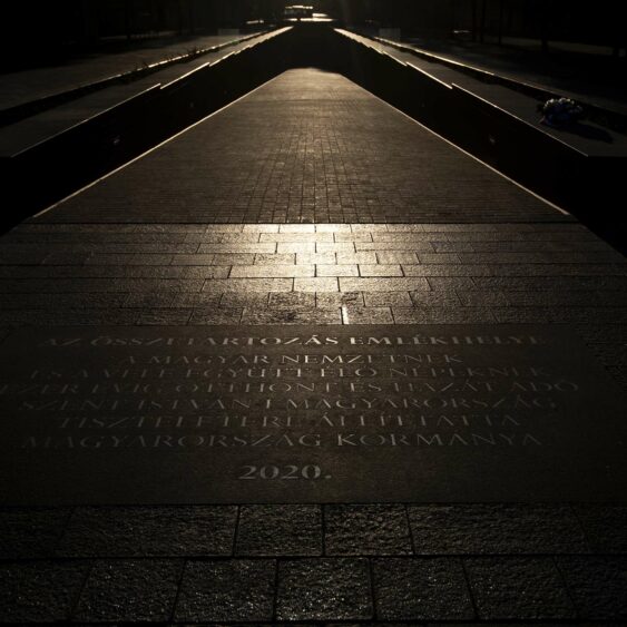 Az Összetartozás Emlékhelye: Az emlékhely a Kossuth Lajos tér felől