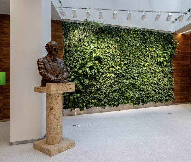 Szabad György irodaház: Szabad György szobra az irodaház fogadóterében (Market Zrt.)